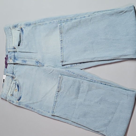 Gloria Vanderbilt Denim - Gloria Vanderbilt Relaxed Straight Jeans  . NWT